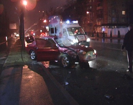 Водитель "Форда" после аварии скрылся. Фото magnolia-tv.com