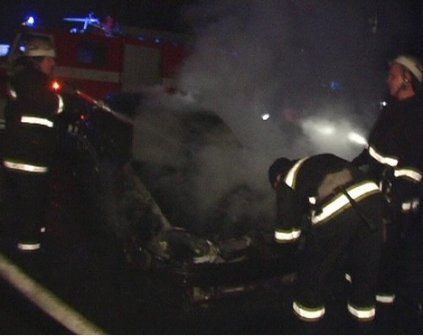 Спасатели потушили пожар, но автомобиль спасти не удалось. Фото magnolia-tv.com