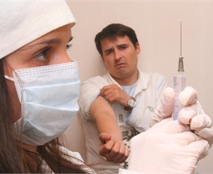 Несмотря на отсутствие угрозы эпидемии, киевляне активно делают прививки. Фото Максима Люкова