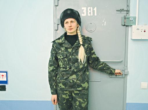 Количество охранниц в новом корпусе увеличено. Фото Дмитрия Никонорова.