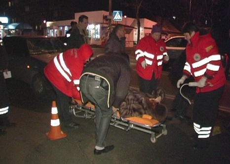 Пока пострадавших людей увозили в больницу, собака лежала на дороге... Фото с сайта magnolia-tv.com