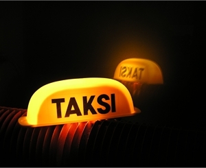 Киевский таксист предлагает пассажирам бахилы и марлевую повязку. Фото: sxc.hu 