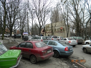 Сквер возле жилого дома превратился в парковку. Фото Дмитрия Артеменко