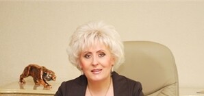 Скандальная мэрша Неля Штепа сменила гламурные платья и золотые туфли на серый платочек