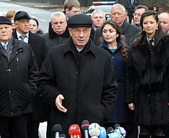 Николай Азаров торжественно открыл новую дорогу. Фото с сайта Кабмина