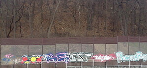 Зачем стоит стеклянная стена у Дарницкого моста?