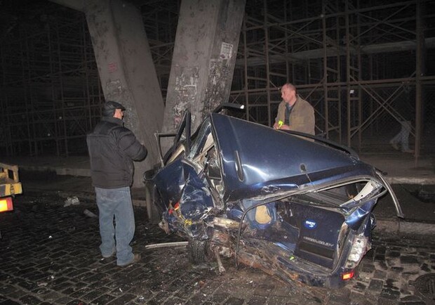 Такси с водителем подпрыгнуло в воздух и слетело в бетонную опору моста. Фото Николая Шинкаря