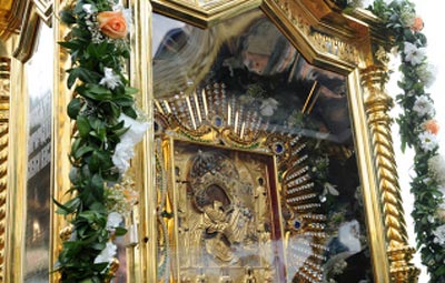 Православную святыню встречали десятки верующих. Фото kievpress.net