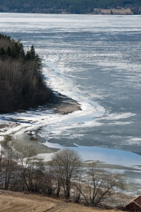 По нынешнему льду на воде ходить крайне опасно. Фото sxc.hu