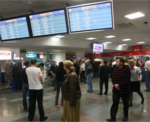 Аэропорт работает в обычном режиме, но с задержками. Фото Максима Люкова