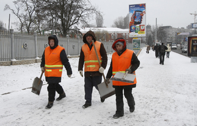 Безработным киевлянам предложат поработать дворниками. Фото с сайта kievpress.net