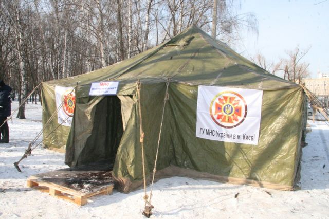 В таких палатках киевляне смогут спастись от морозов. Фото МЧС Киева