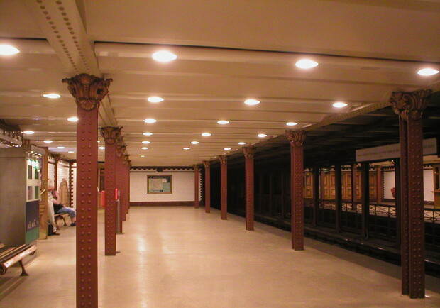 С оформлением станций метро в Будапеште особо не "выделываются". Многие похожи на эту. Фото: Jcornelius/wikipedia.org