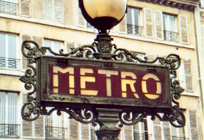 Красивые вывески парижского метро.