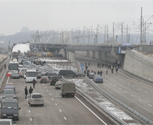 Возможно, ко Дню Киева откроется эстакада, по которой можно будет проехать к мосту Патона. Фото Артема Пастуха