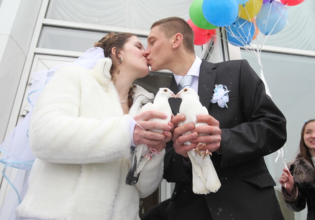 Сегодня в Киеве поженилось втрое больше влюбленных, чем обычно. Фото Максима Люкова