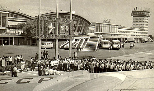 В настоящее время красавец-аэропорт пропускает через свои терминалы по 30 тысяч человек в день. Фото с сайта www.avianews.com