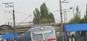 Вчера городская электричка снова попала в пробку. Люди мерзли и давились в вагонах