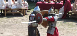 Путешествуем вокруг Киева: где можно помахать мечом, а где посмотреть на таинственную затопленную церковь?