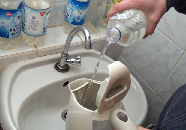 Киевляне могут лить воду, не опасаясь повышения тарифов. Фото Артема Пастуха