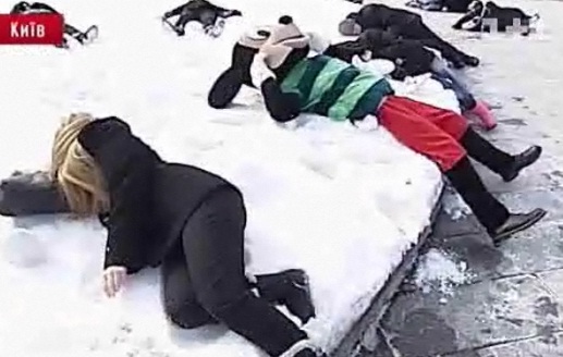 Киевляне падали, кто куда. Скриншот с видео