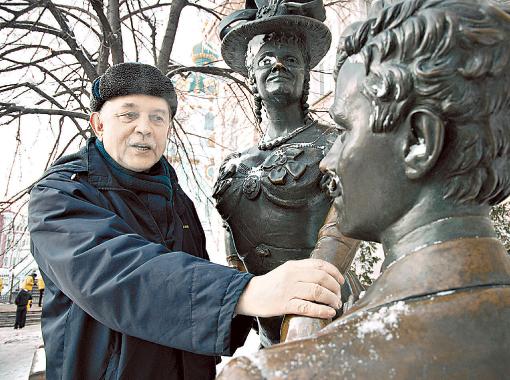 Историк Александр Ершов просит у Прони визу в Париж. Фото Дмитрия Никонорова