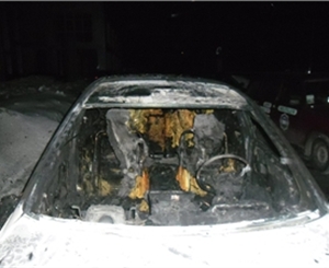 За ночь пострадали три авто. Фото: пресс-служба ГУ Гостехногенбезопасности Киева
