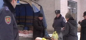 Харьковская милиция отбирает мясо у торговцев на рынках