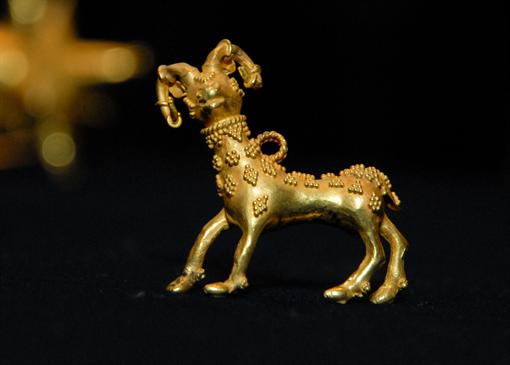Маленькие золотые фигурки животных также есть в экспозиции. Фото Дмитрия Никонорова