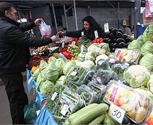 Чтобы сэкономить на продуктах, киевлянам придется метаться между супермаркетами и рынками. Фото Максима Люкова