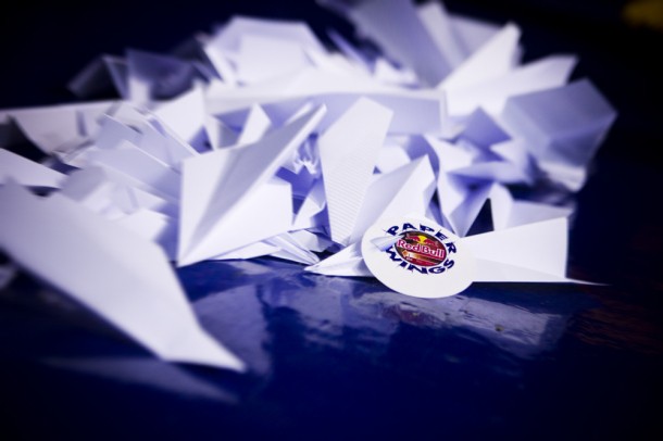 Цель - летать, а не падать! Фото redbullpaperwings.com