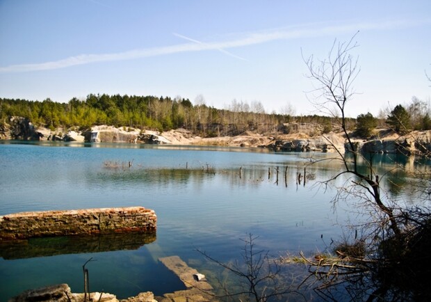 В озера с бирюзовой водой любят нырять экстремалы. Хоть занятие это далеко небезопасно. Фото с сайта social-photo.io.ua