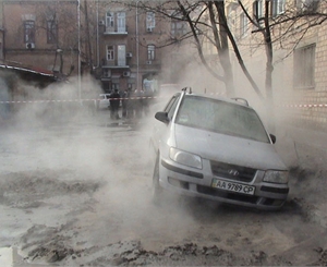Под асфальтом образовалась пустота, которая разверзлась под первым, кто на него ступил. Фото МЧС Киева.