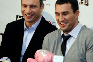 Братья опешили от "розового подарка". Фото с сайта comments.ua