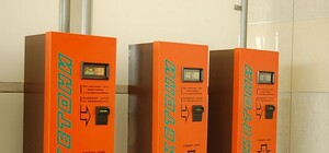 Работники киевской подземки наворовали из автоматов для пополнения карточек себе в карман миллион гривен