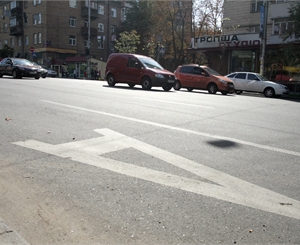 За разбитые на киевских дорогах авто водителям приходится платить самим. Фото Артема Пастуха