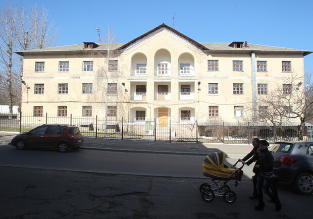 Клиника "Лавра" теперь поселится в доме 1946 года. Фото Максима Люкова