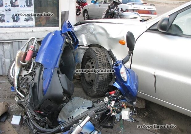 Водитель скутера и его пассажир были госпитализированы в результате этой аварии. Фото autopoligon.info