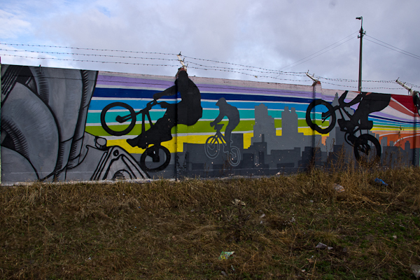 Это граффити не тронули даже при покраске забора. Фото Владислава Вознюка
