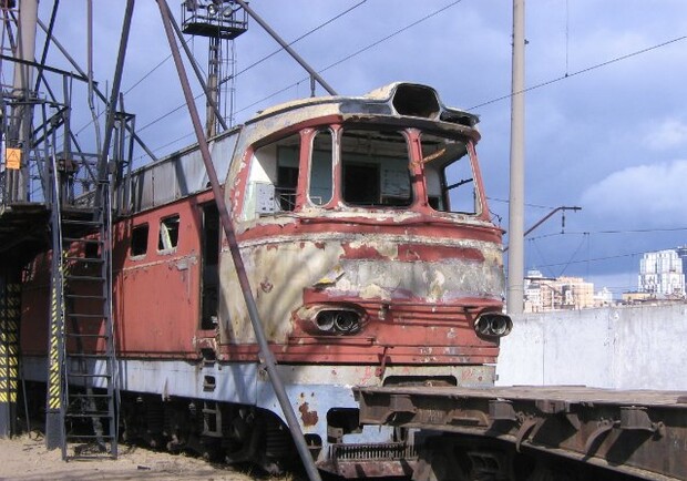 В депо немало старых и печальных локомотивов, которые неплохо было бы покрасить и отправить в музей поездов. Фото с сайта flackelf.livejournal.com
