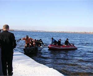 Трое парней чуть не утонули, решив покататься на льдине. Фото с сайта МЧС