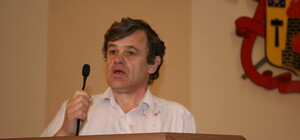 Луганский активист, откусивший палец охраннику горсовета, хочет свергнуть мэра мэра