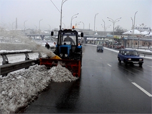 Несмотря на уверения коммунальщиков, снег таки сбрасывают в Днепр. Фото Александра Бурли