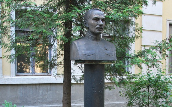 Памятник великому педагогу Макаренко открыли по адресу: улица Леонтовича, 6а. Фото с сайта www.interesniy.kiev.ua