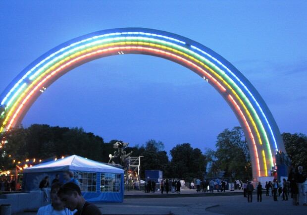 Ходят слухи, что когда арка гудит, внутри нее катаются избранные. Фото Ольги Кромченко