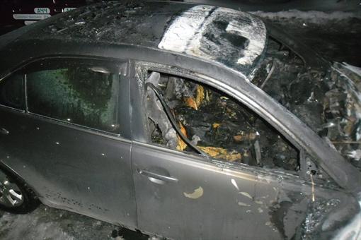 Мужчина, горевший в авто, остался жив. Фото: пресс-служба ГУ Гостехногенбезопасности Киева