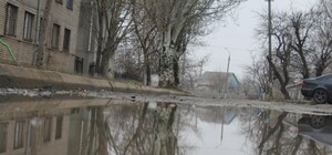 Жители одной из запорожских улиц утопают в воде: огромные лужи не высыхают даже летом
