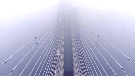 Утро на мосту было туманным. Скриншот с видео