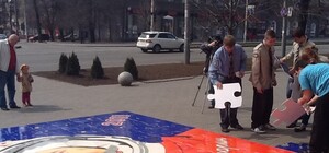 Запорожские скауты собирают возле мэрии огромный пазл