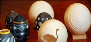 Севастополец вырезает узоры на страусиных яйцах и заставляет их парить в воздухе